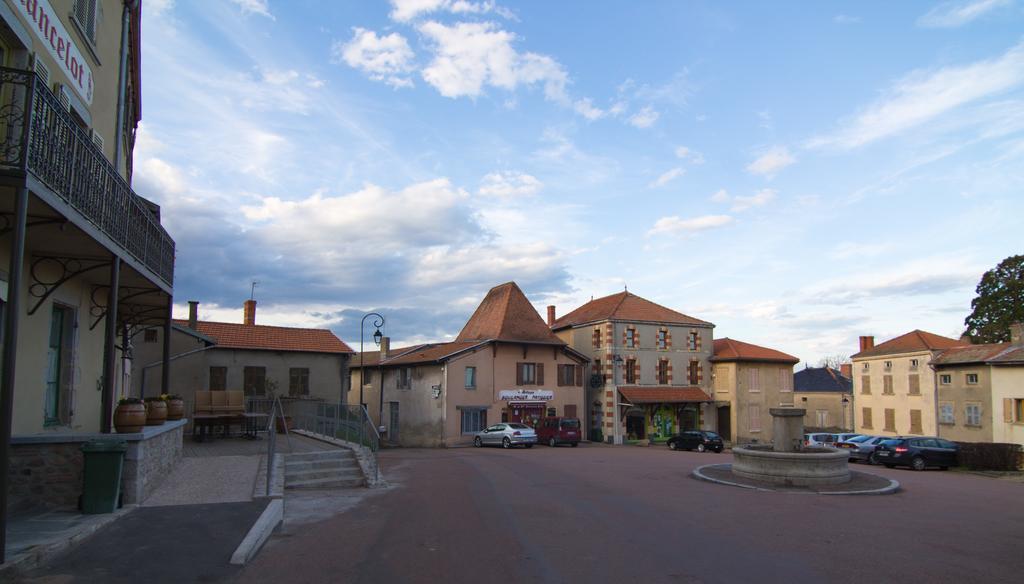 Gites Le Lancelot Ambierle Екстериор снимка